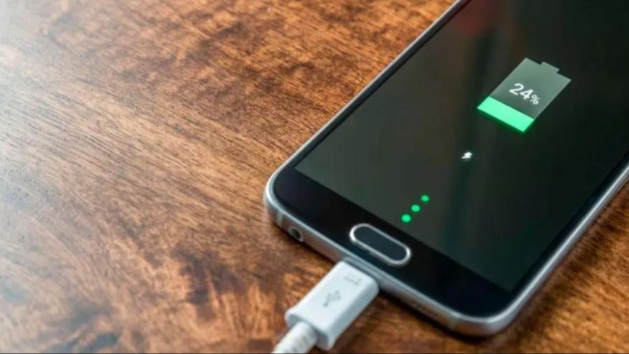 Qué pasa si dejás el cargador enchufado todo el día aunque no esté cargando el celular