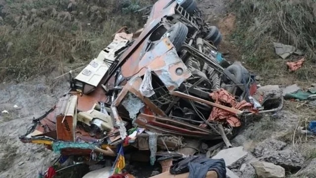 Tragedia en Nepal: micro cayó al río y dejó 18 muertos