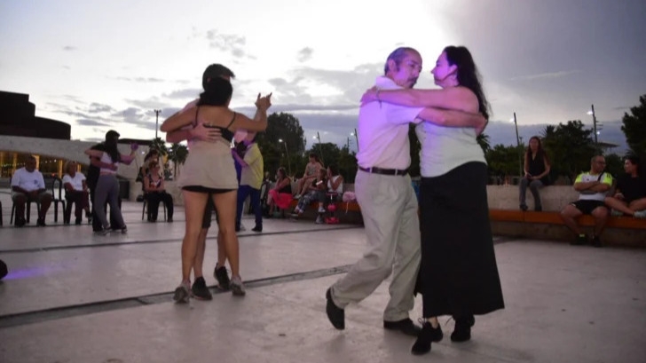 Práctica guiada de tango en el Centro Cultural Estación San Martín