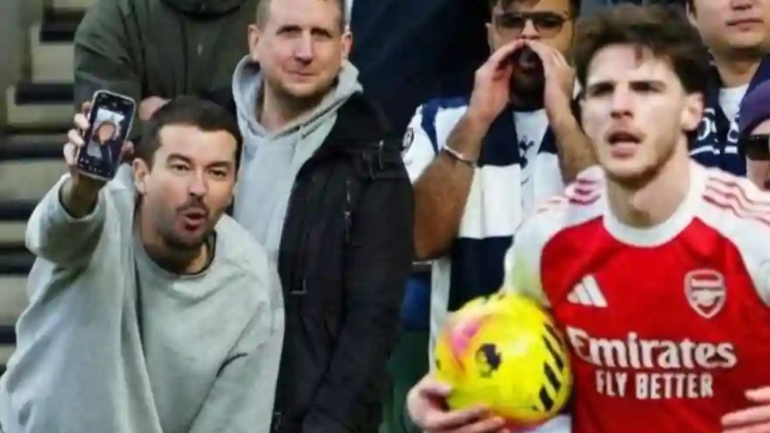 Escándalo en la Premier: burlan a Rice con foto de su esposa