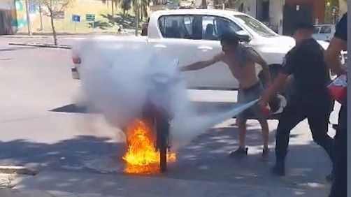 Policías y DIARIO HUARPE evitaron que una moto se incendiera por completo