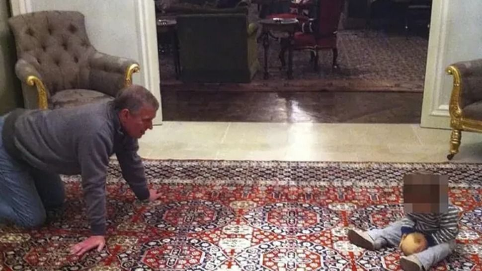 Escándalo real: filtraron fotos del expríncipe Andrés jugando con un niño