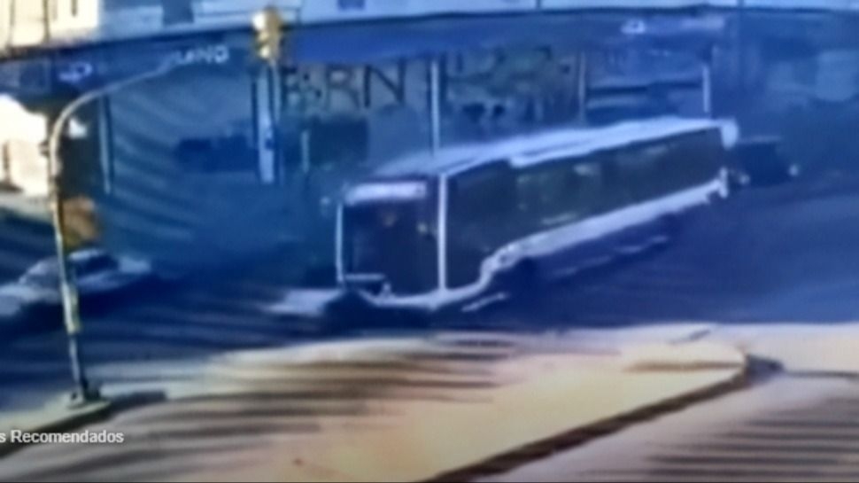 Un auto chocó un metrobús y se incendió: hubo tres heridos