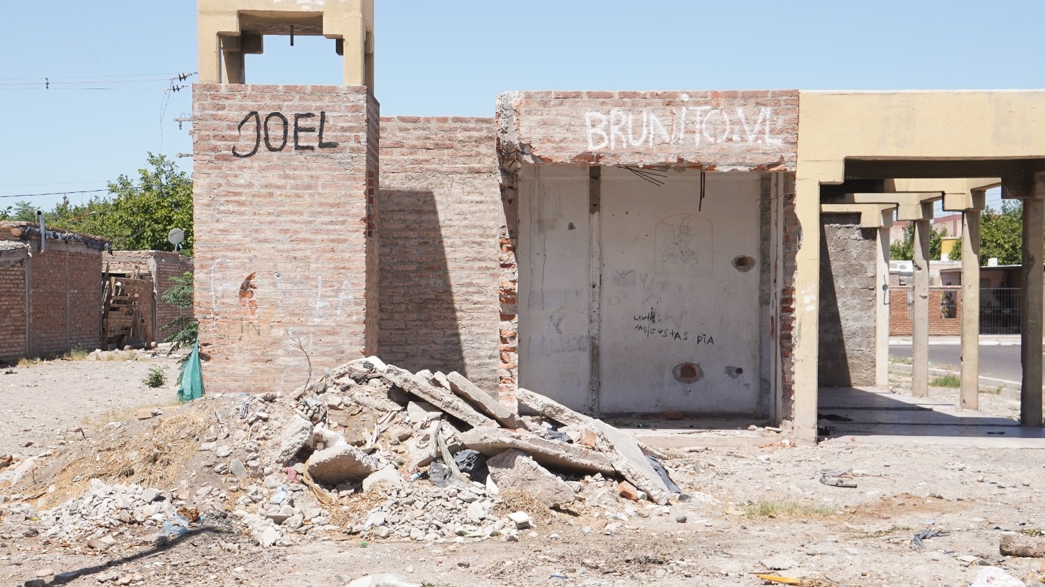 Una esquina convertida en basural y depósito de escombros preocupa en Rivadavia