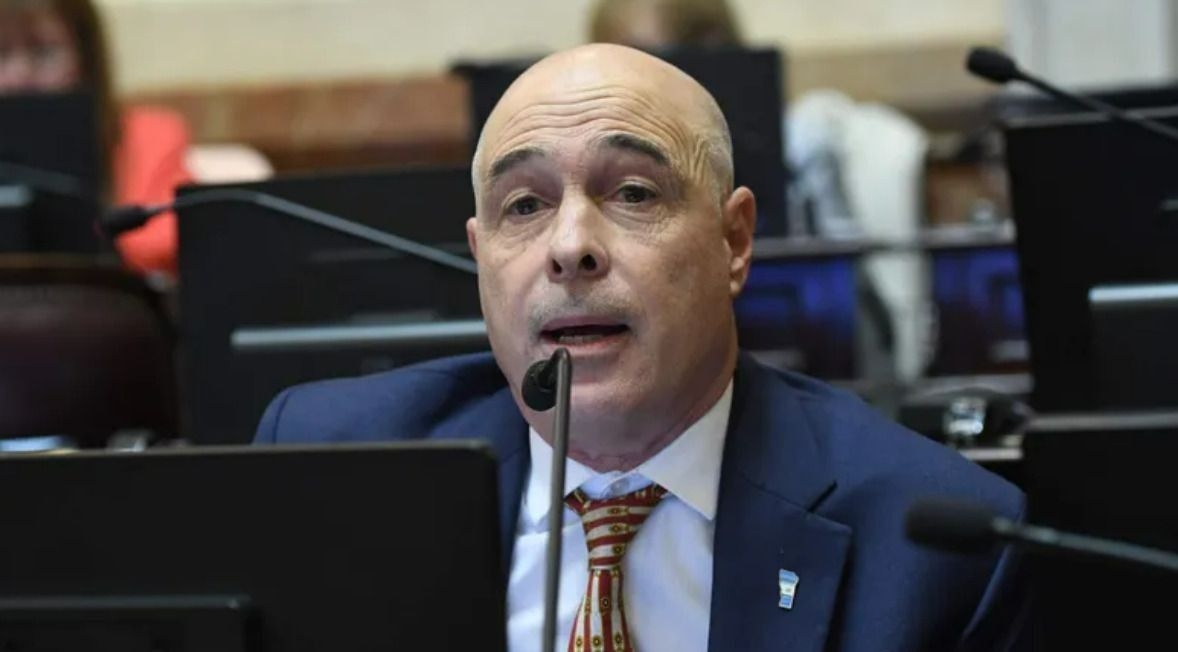 El senador libertario que delató los planes para modificar las licencias por enfermedad