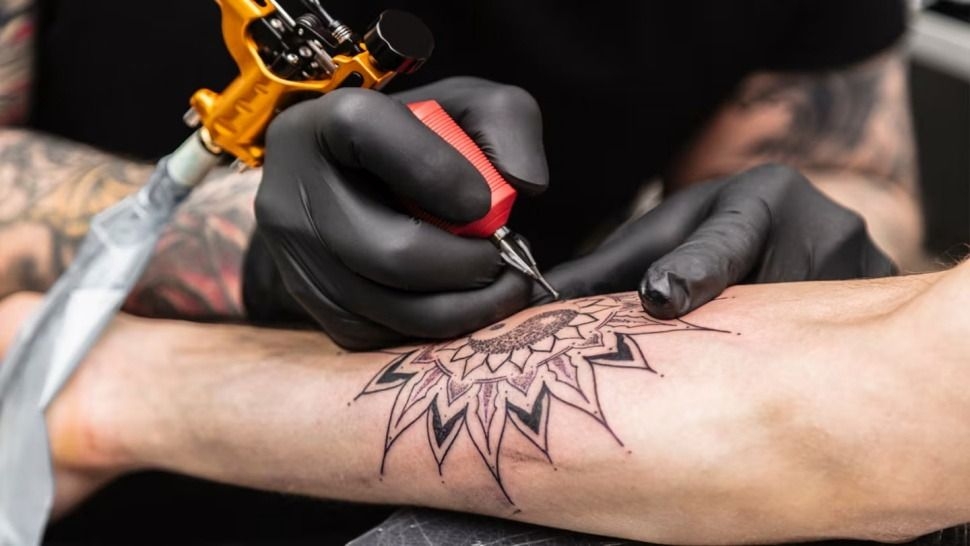 Un estudio advierte que tatuajes pueden provocar ceguera