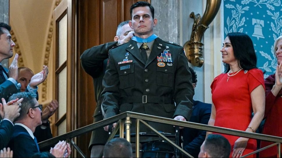 Trump condecoró al piloto herido en la captura de Maduro