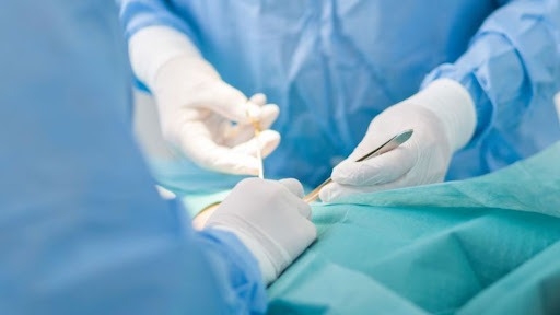 Dejaron una gasa en una cesárea y deberán indemnizar