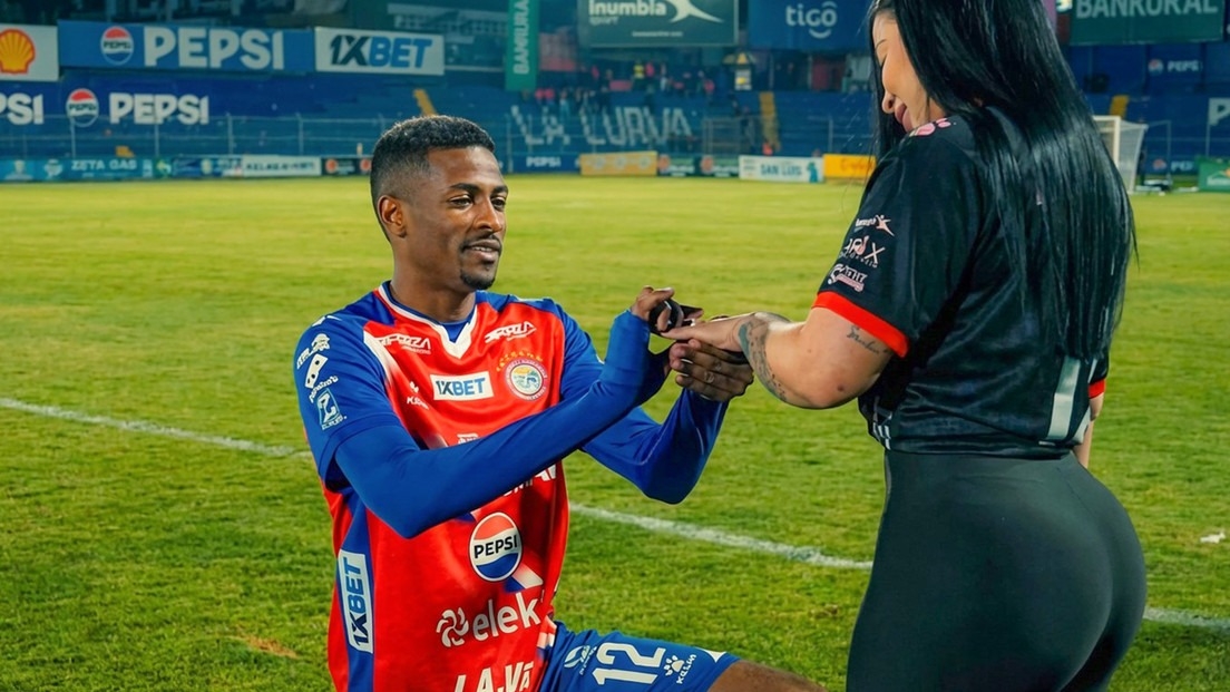 Le pidió casamiento en pleno partido y anunció la ruptura tres días despúes