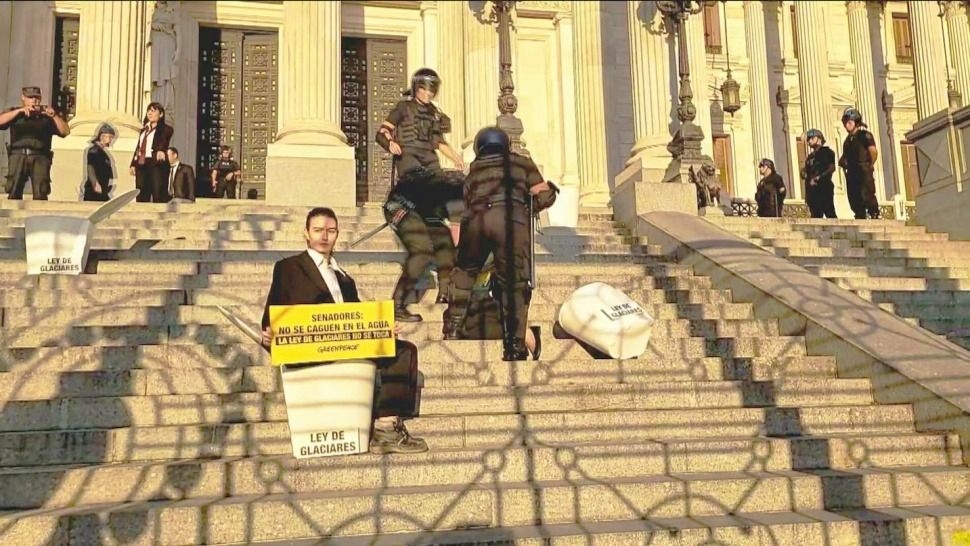 Un grupo ambientalista saltó las rejas del Congreso para protestar contra la Ley de Glaciares