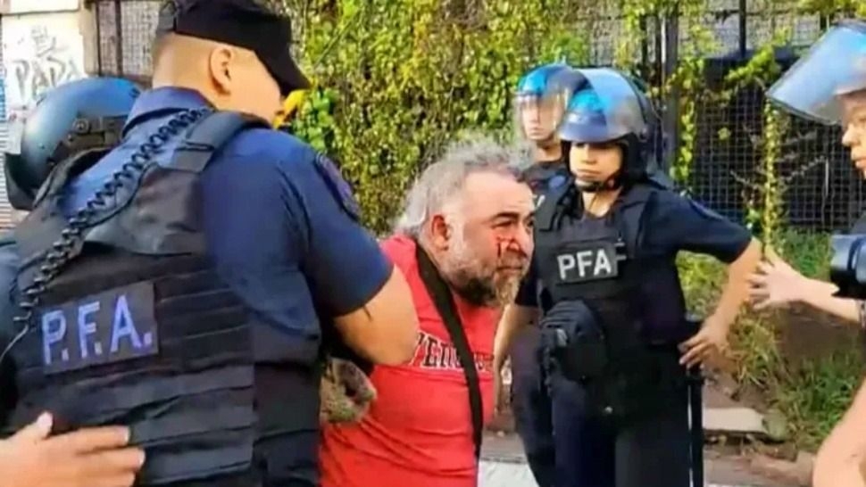 Ley de Glaciares: detuvieron y golpearon a un camarógrafo en el Congreso