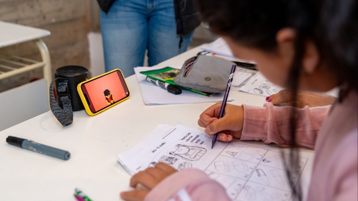 Presentan un proyecto de ley para prohibir el uso de celulares en las escuelas