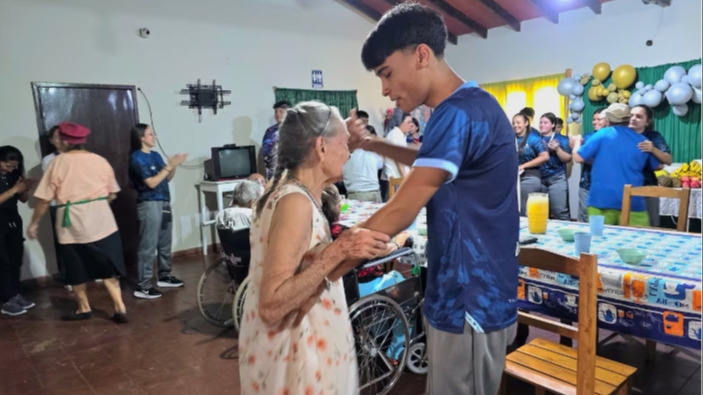 Un UPD diferente: estudiantes compartieron bailes, cantos y servicios con el hogar de ancianos