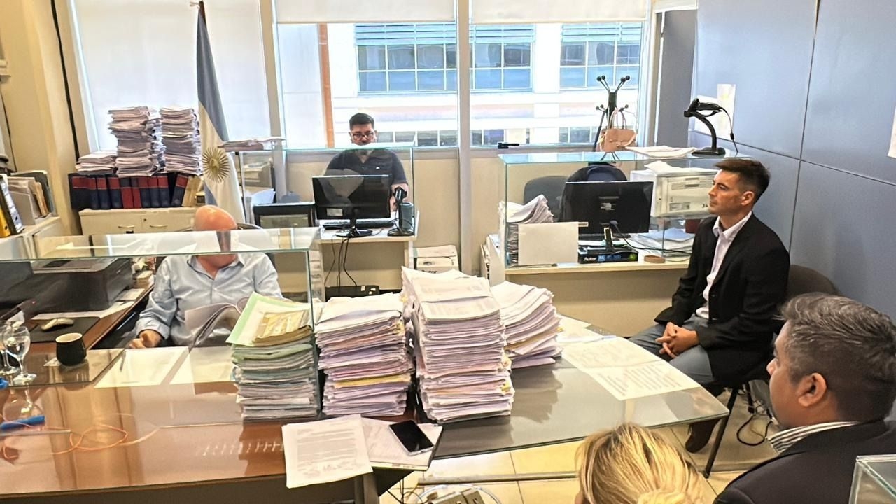 El juez interpeló a Santiago Ceballos, en su deber de subsecretario de Residuos Sólidos y Urbanos (sentado a la derecha).