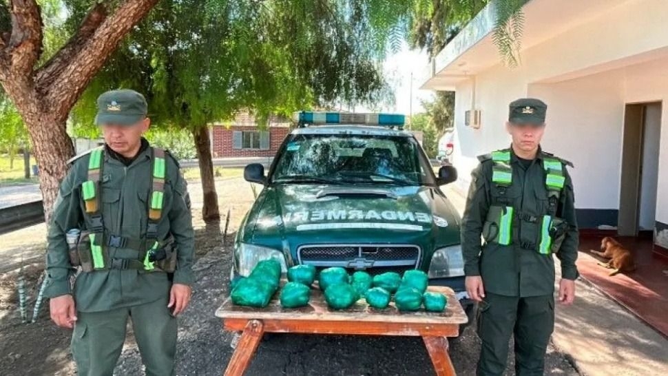 Un ​​​​​​​colectivo que debía pasar por San Juan fue detenido con coca