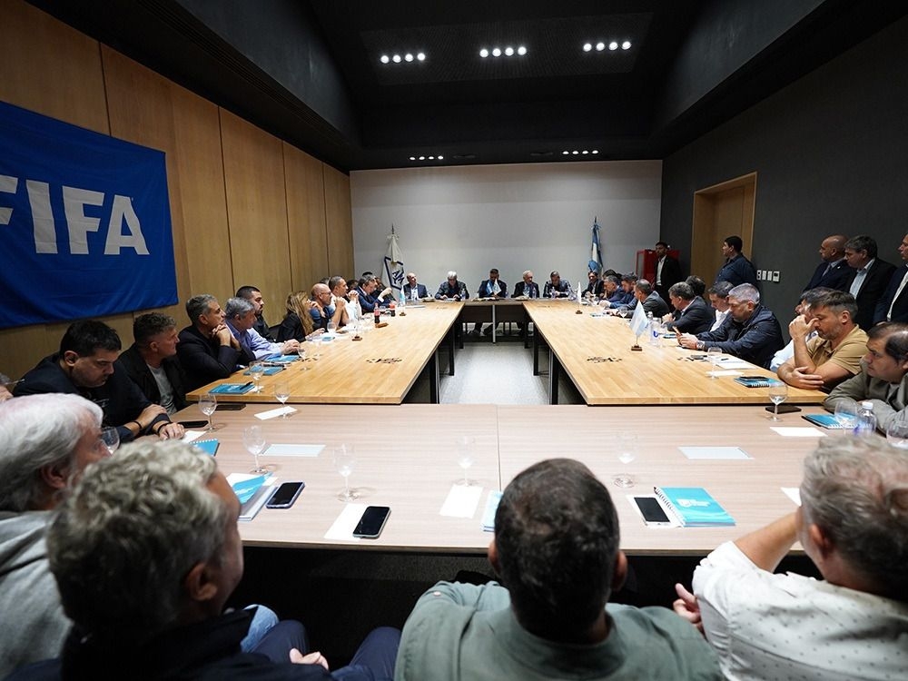 Chiqui Tapia: “El fútbol argentino es del pueblo y el pueblo no se vende”