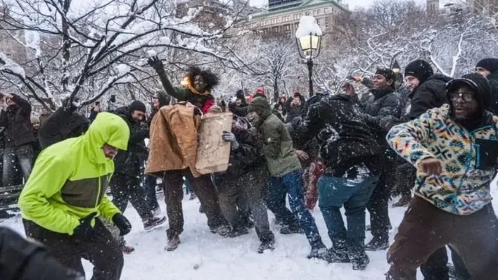 Batalla de bolas de nieve en Nueva York terminó con policías heridos