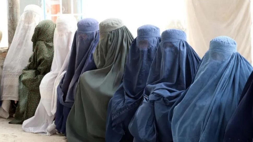 Talibanes aprueban código penal que legitima violencia contra mujeres