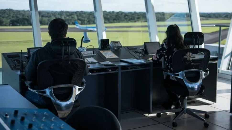 Se levantó el paro de controladores aéreos, pero el conflicto sigue