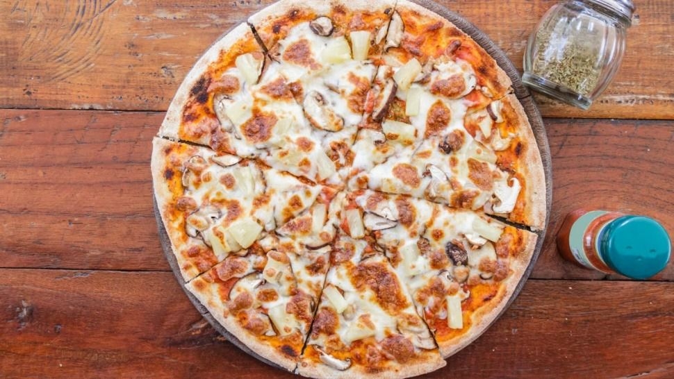 Pizza proteica y sin harinas: receta fácil y saludable con dos ingredientes