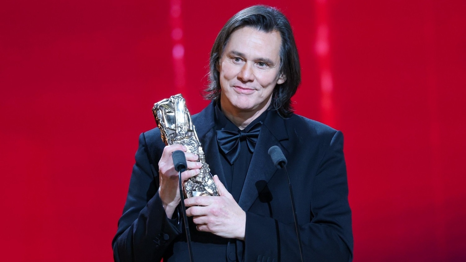 La extraña reaparición de Jim Carrey en París desata teorías de clon