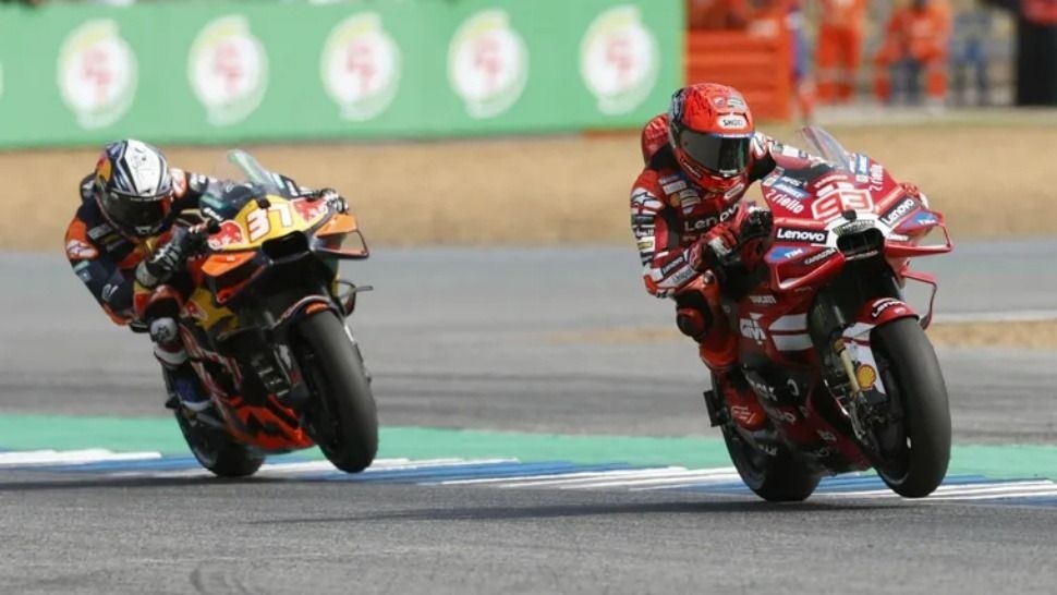 Acosta ganó el Sprint en Tailandia tras una polémica sanción a Márquez