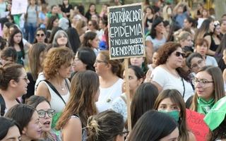 Cientos de mujeres marcharon contra la violencia y a favor del aborto