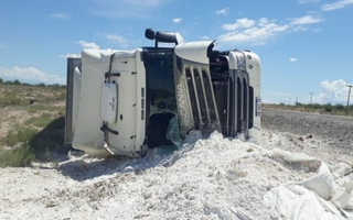 Un camión volcó en el Encón y el conductor sufrió cortes en su cuerpo