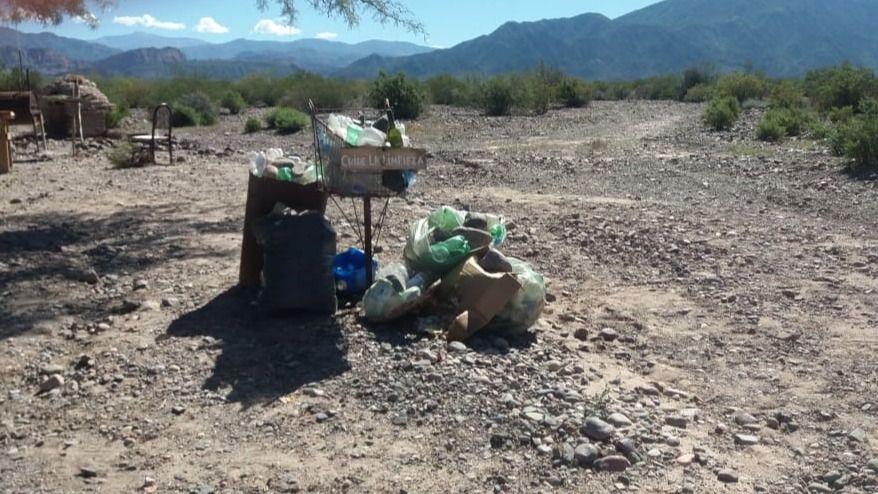 Fueron a disfrutar del paisaje zondino y terminaron limpiando el lugar 