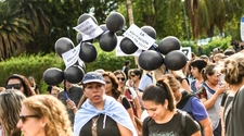 Docentes autoconvocados: en el noveno día de marcha y vestidos de negro llegaron a Casa de Gobierno