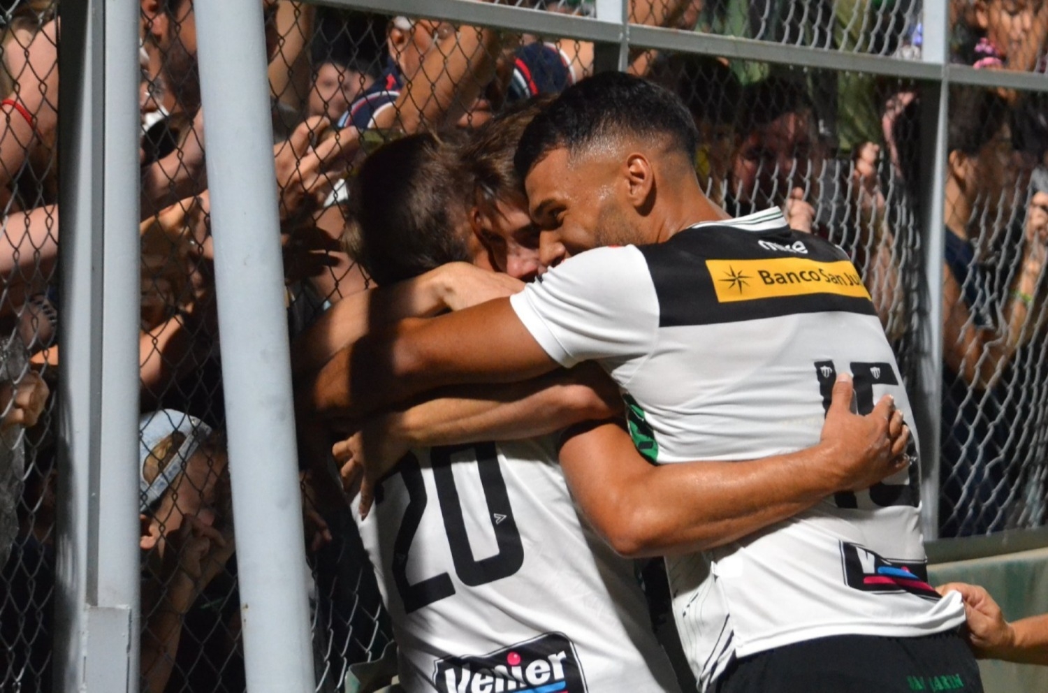 El Verdinegro venció a Ferro en un partidazo y es el nuevo puntero del ...