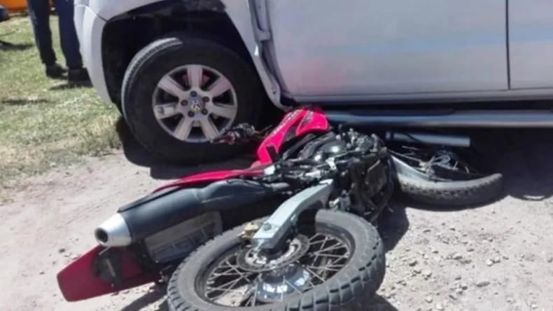 Violento choque entre un auto y una moto, dejó a dos heridos