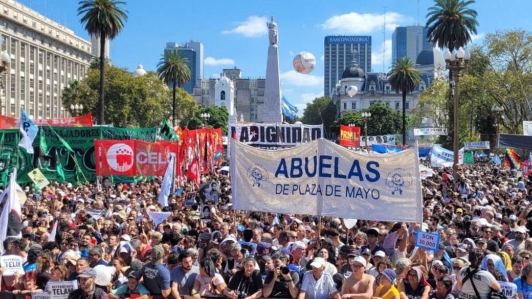 Multitudinaria marcha por el Día de la Memoria en Plaza de Mayo