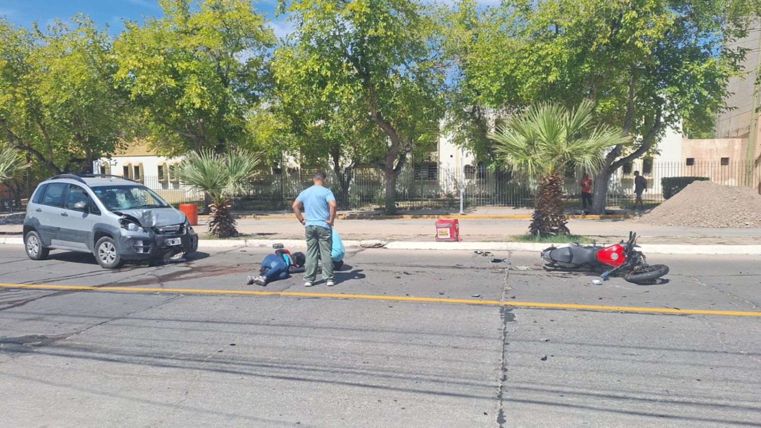 Una camioneta chocó contra una moto cerca del Centro Cívico y hay un ...