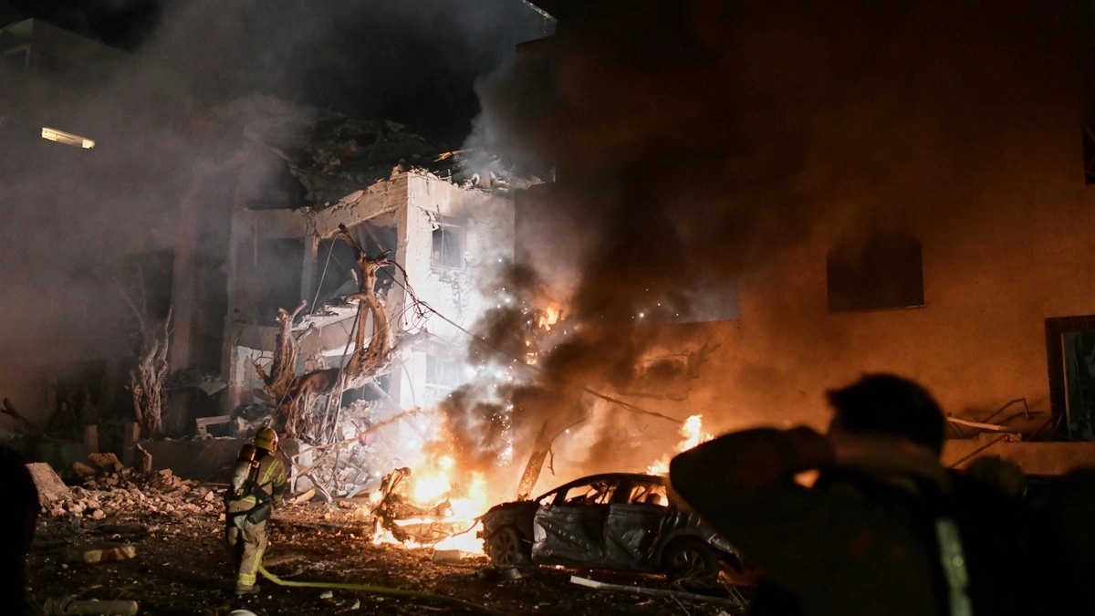 Al menos un muerto y 22 heridos tras el bombardeo iraní contra Tel Aviv