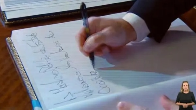 Qué dice el libro que firmó Milei en el Congreso nacional