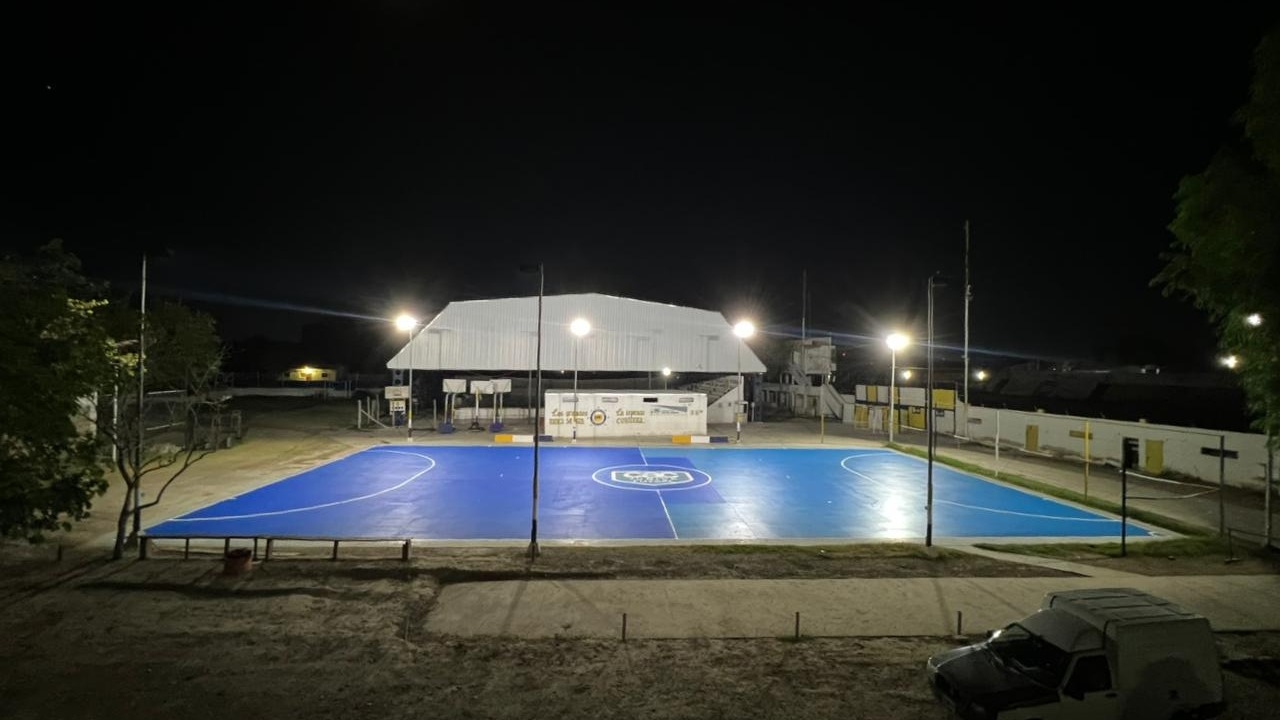 El equipo de futsal de Colón Junior pintó el playón a pulmón y sueñan con la tribuna