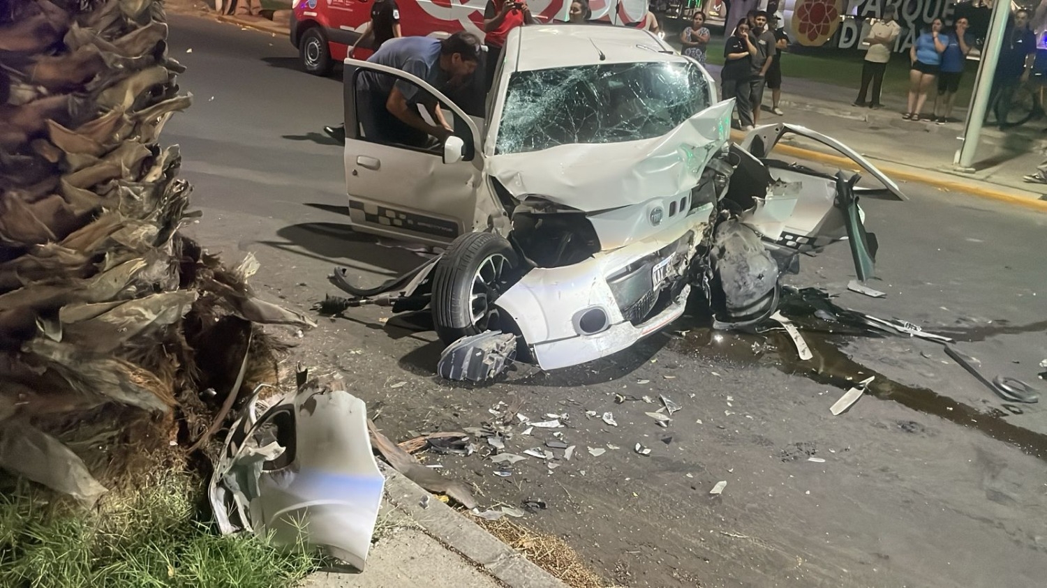 Fuerte choque entre un auto y una moto en Capital