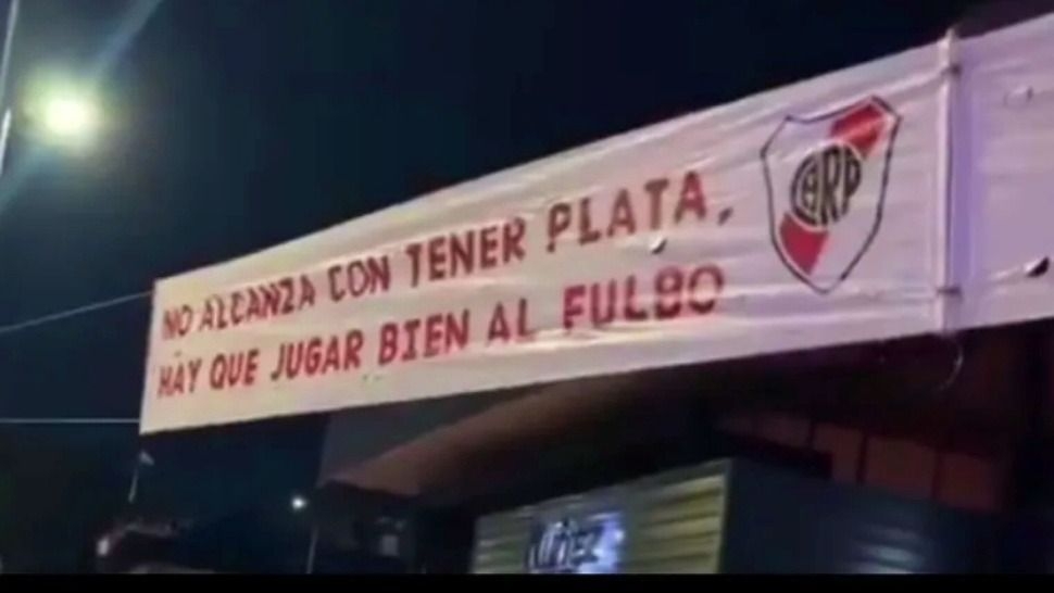 Hinchas colgaron pasacalles contra jugadores y la dirigencia de River