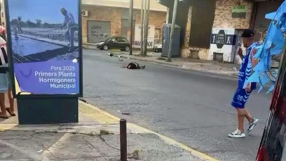 Un motociclista murió decapitado por una soga en la calle