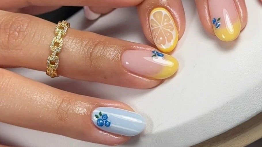 Uñas de arándano y limón: el diseño frutal que ya domina la moda