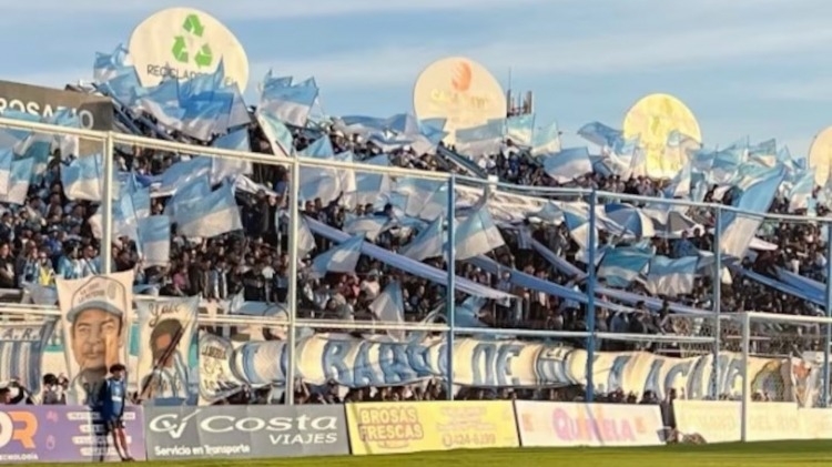 Tragedia en el fútbol argentino: hincha se descompensó en la tribuna y falleció en Córdoba