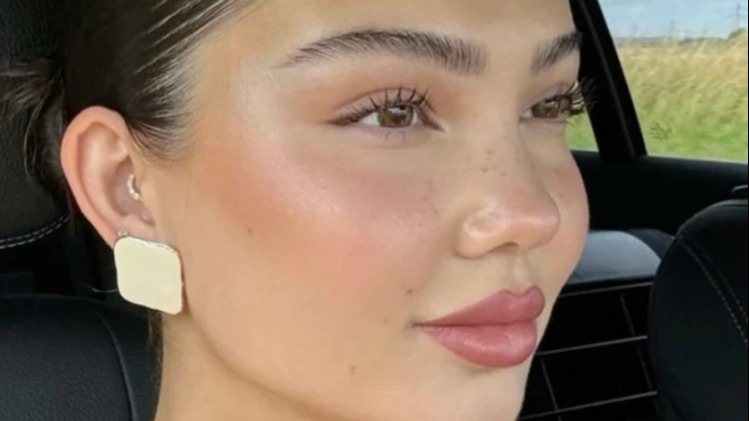 El paso a paso definitivo para afinar tu rostro con solo maquillaje