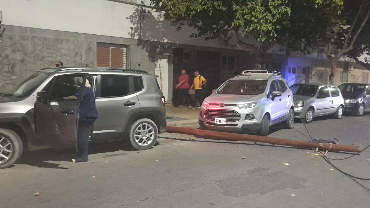 Susto por un poste que se desplomó y causó daños a dos autos 