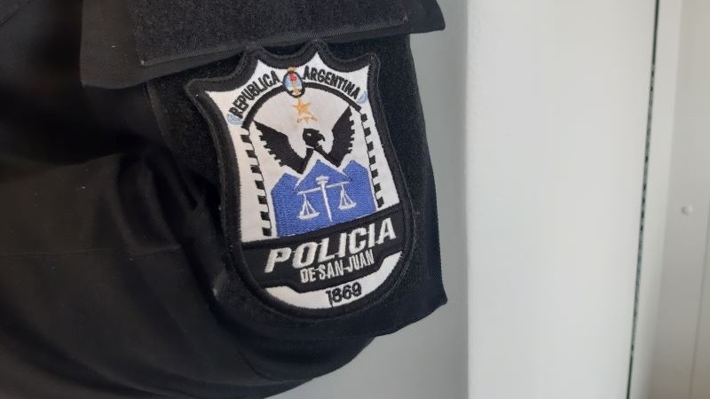 Investigan a policía hallado con alumna en una escuela de 25 de Mayo