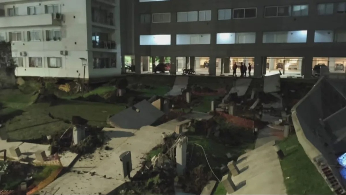 Derrumbe en Parque Patricios: 65 autos bajo escombros y 200 evacuados