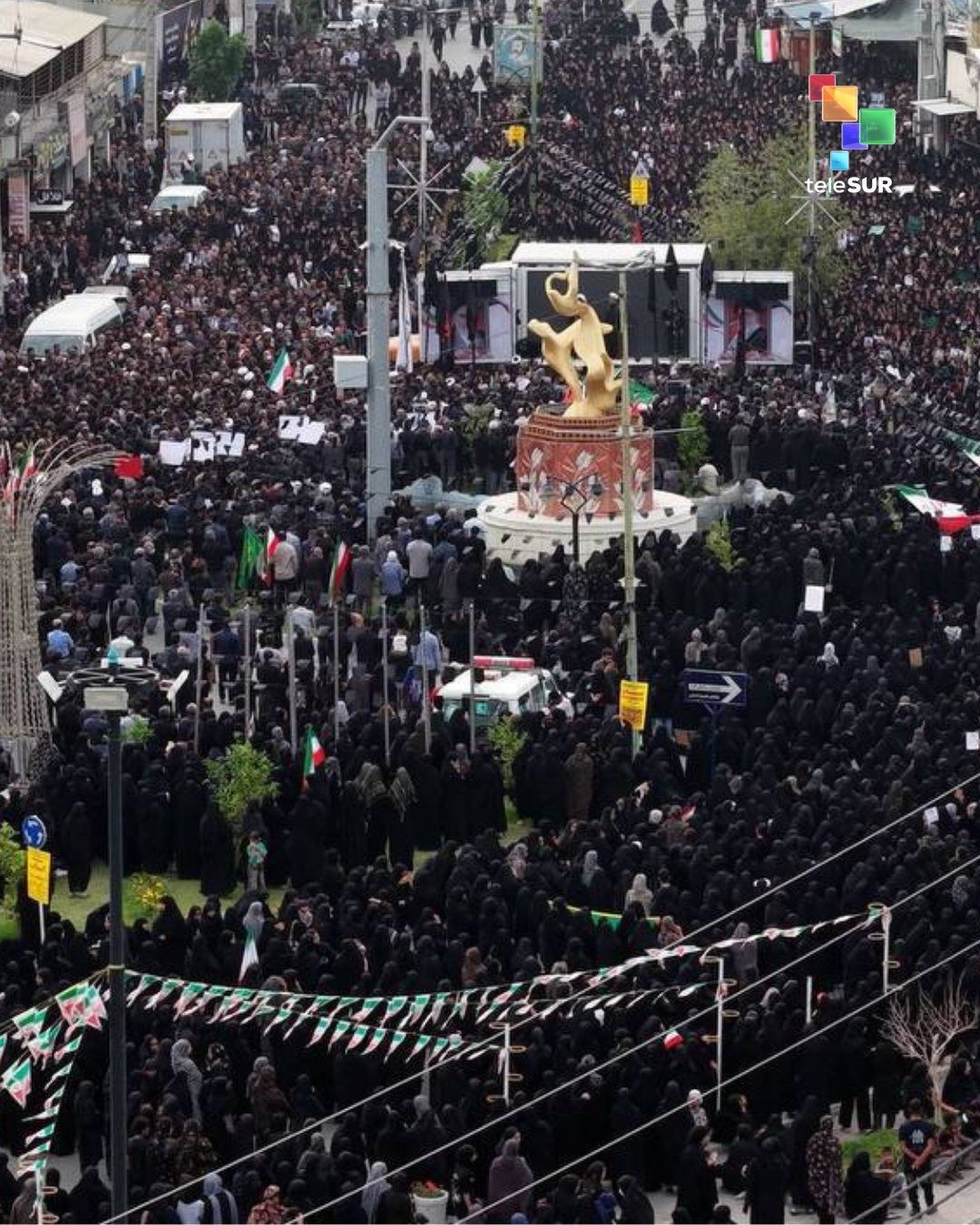 El funeral duró varias horas del martes con una masiva participación de los ciudadanos.