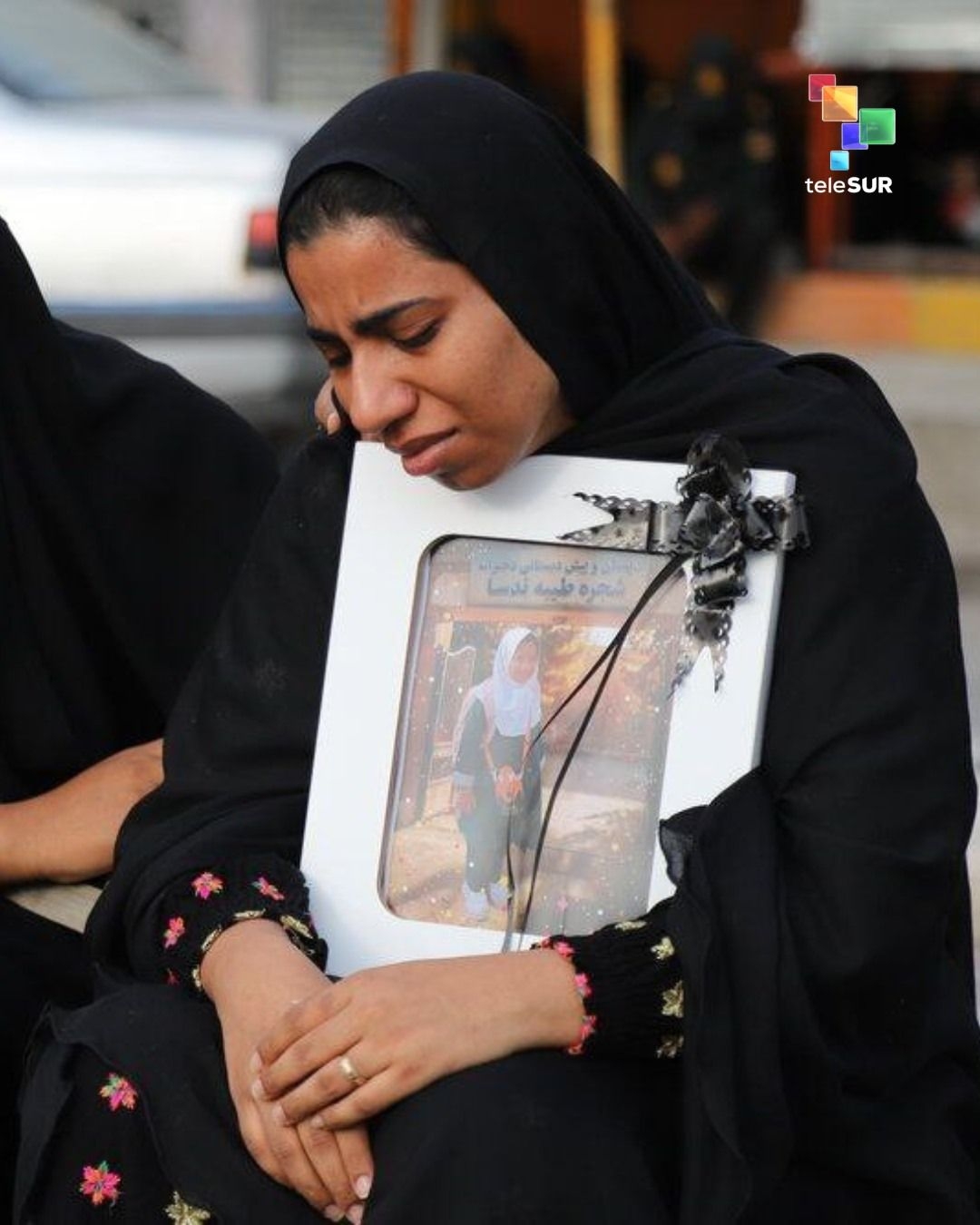 Una madre llora por su hija, una de las niñas asesinadas por el bombardeo.