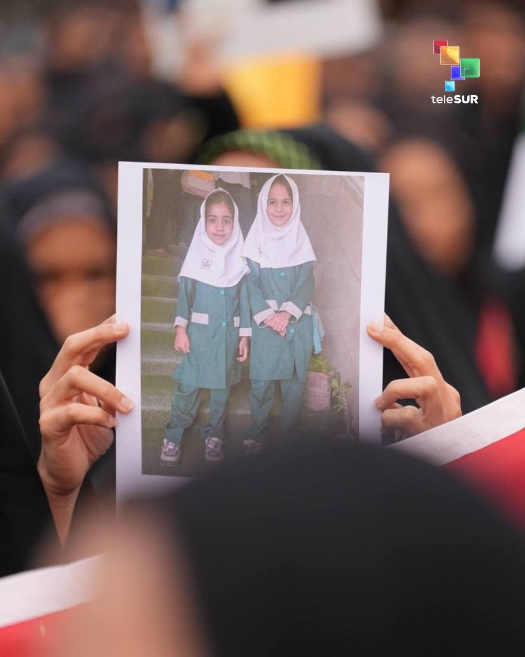 El recuerdo de otras niñas expresadas en carteles mostrados por familiares.