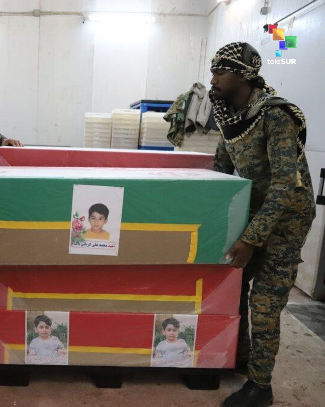 Preparativos de cientos de ataudes para las niñas fallecidas.